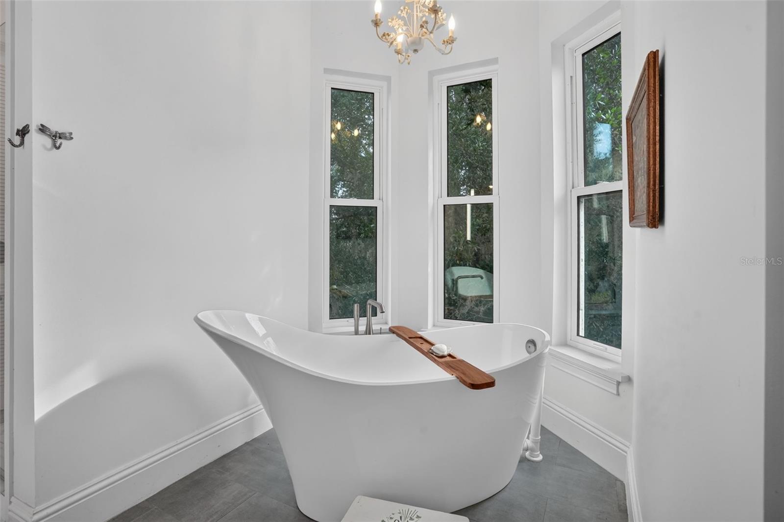 MASTER BATHROOM IN THE MASTER SUITE WITH SOAKER TUB BANNON ISLAND L4961212