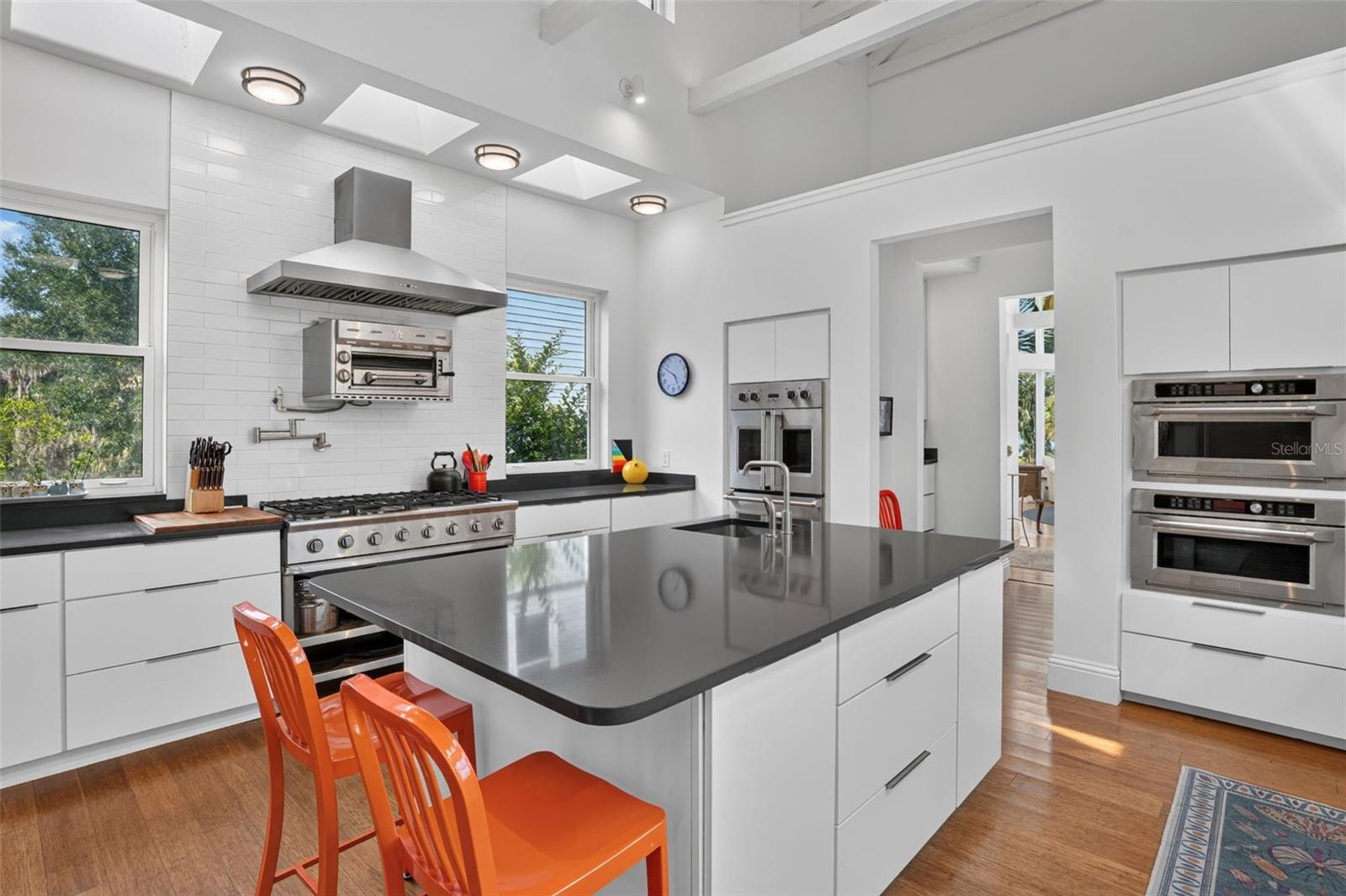CHEF'S KITCHENWITH FRENCH DOOR OVENBANNON ISLAND L4961212