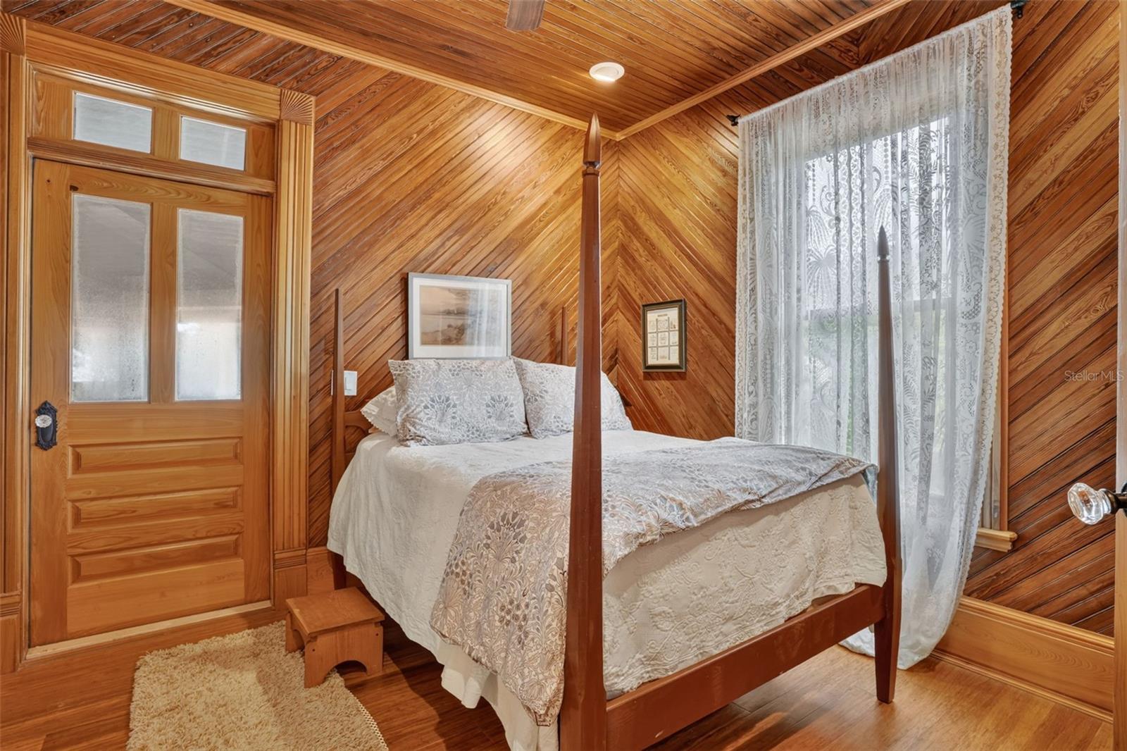 FIRST BEDROOM IN THE HISTORIC SECTION BANNON ISLAND L4961212