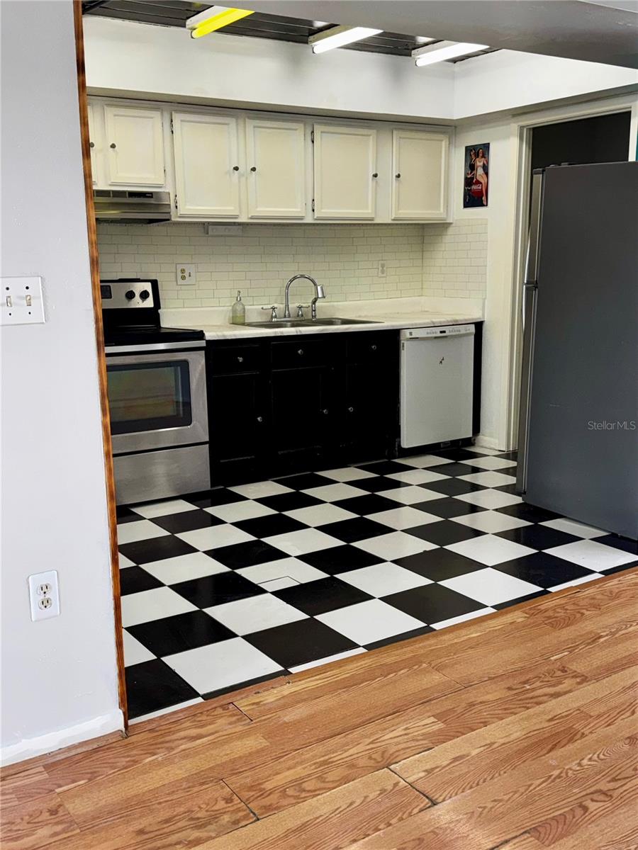 1130 N LAKE PARKER AVENUE, #E332, Lakeland, FL 33805