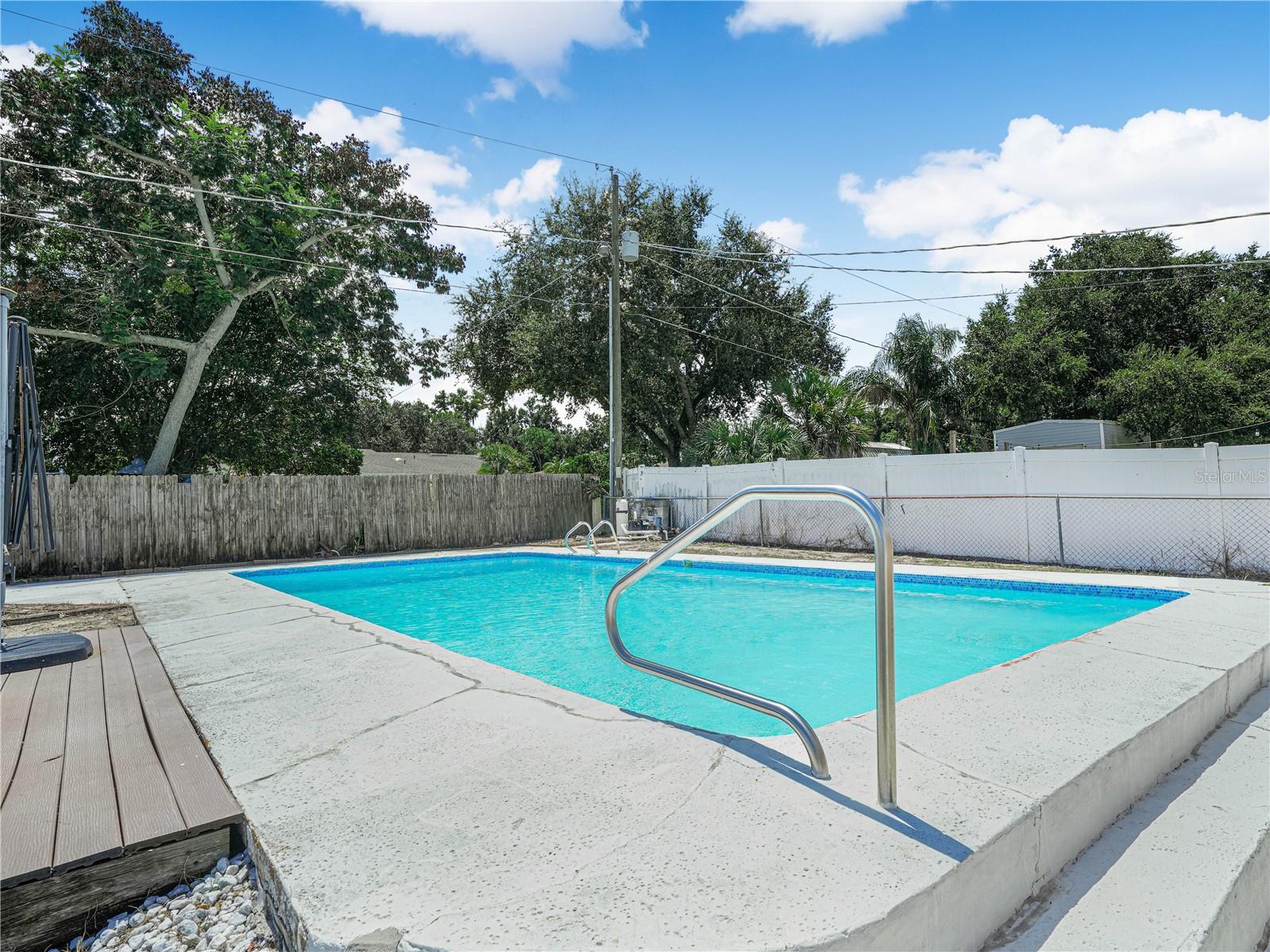 Sparkling oversized pool for those hot Florida days!