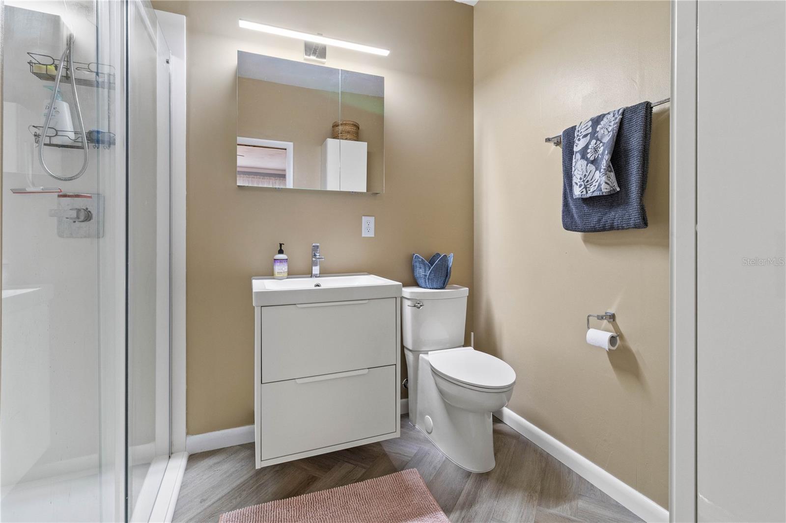 En-suite primary bathroom