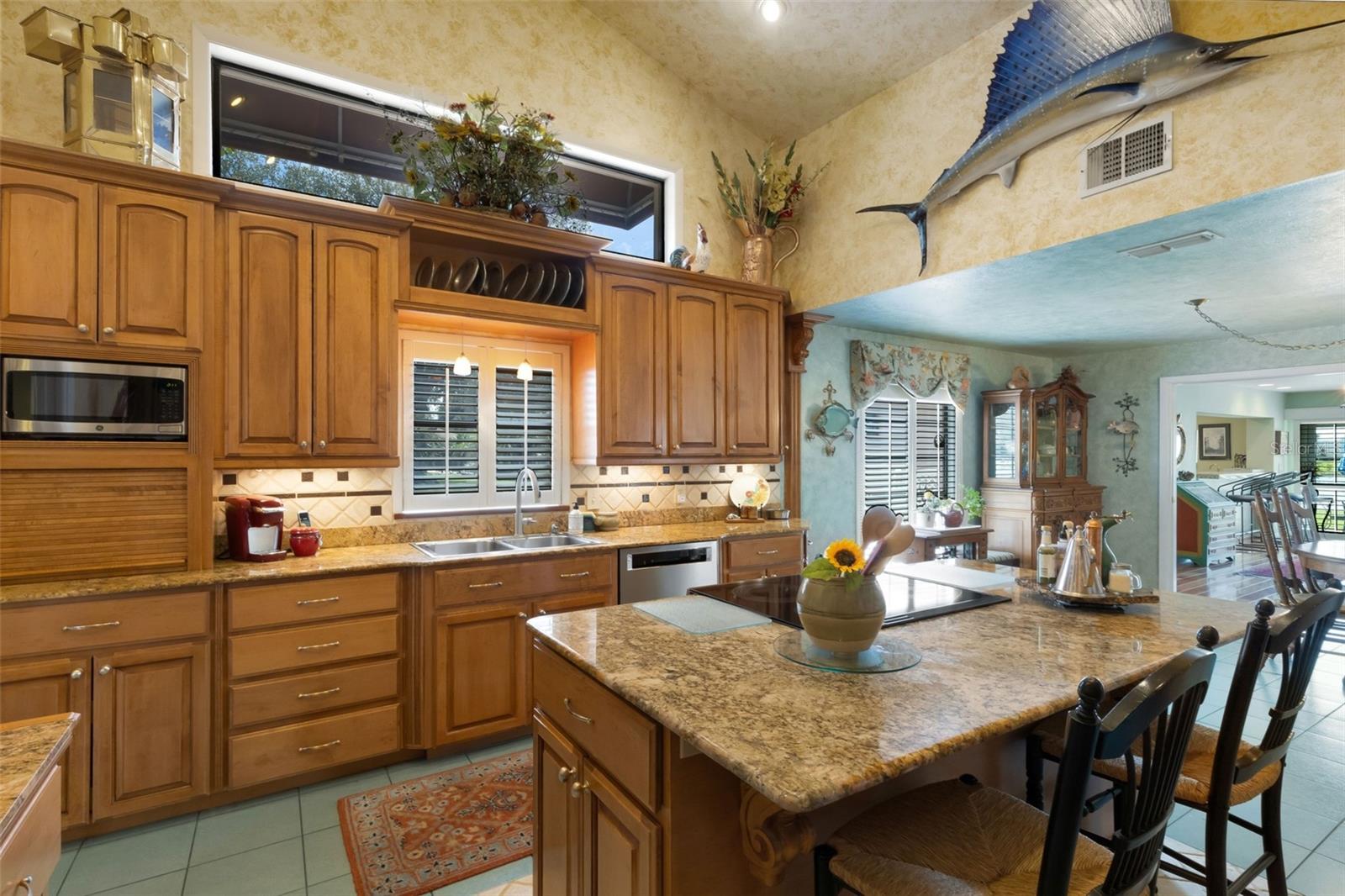 plus under cabinet lighting to light up your workspace.