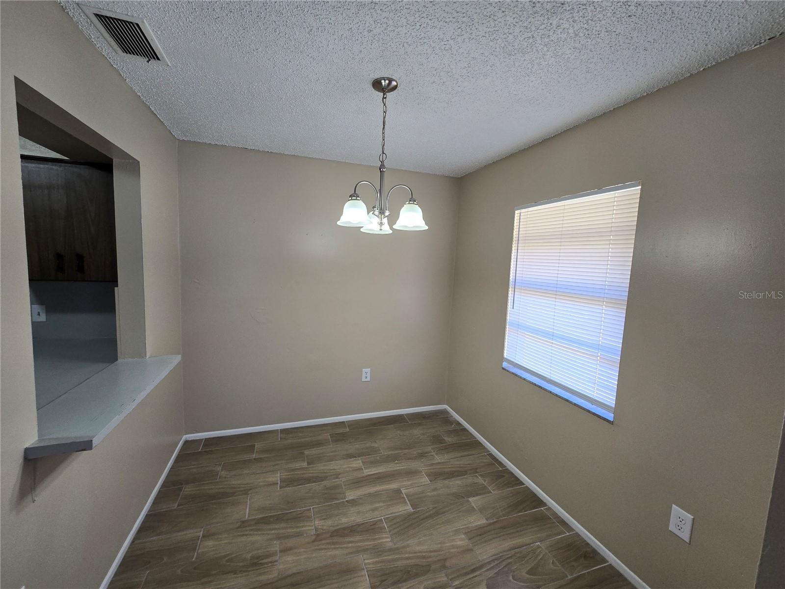 1332 DINING AREA