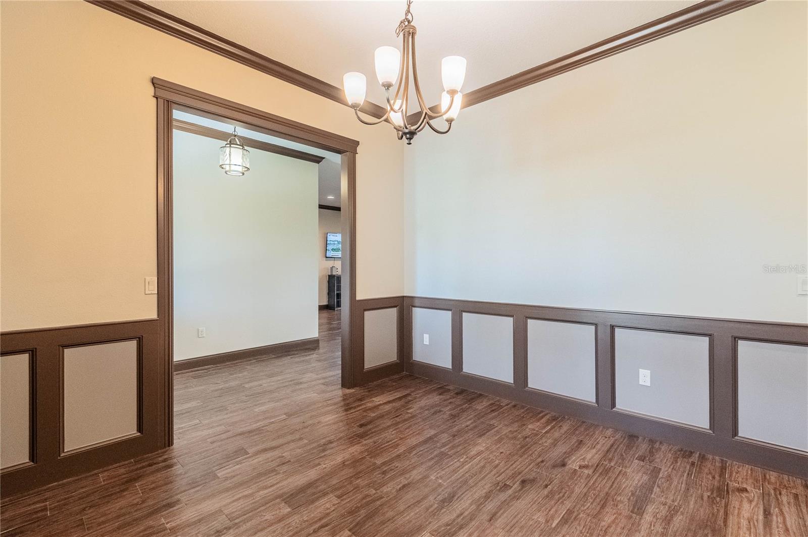 Dining Roomapprox. 12 x 12 ft