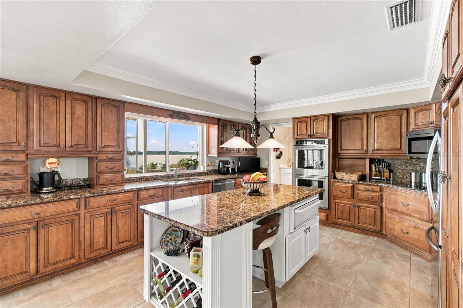 Lakeview custom island kitchen - Updated Stainless appliances Lakeview custom island kitchen - Updated Stainless appliances
