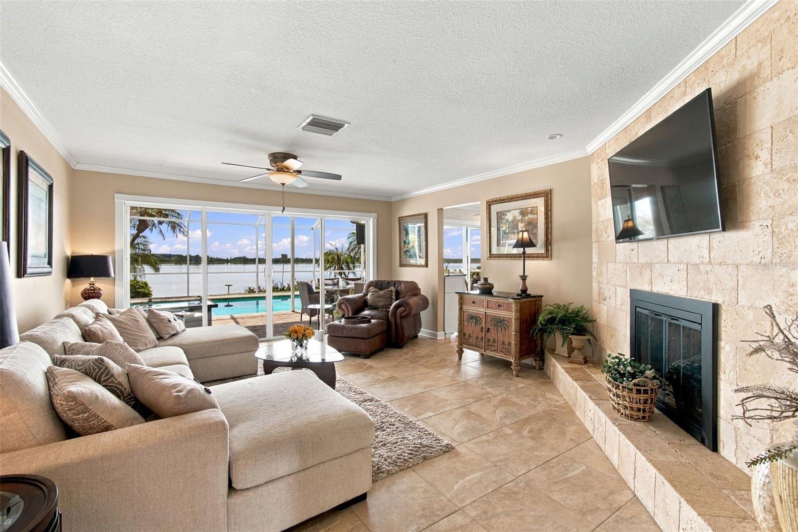 Lakeview family room - Panoramic lake views Lakeview family room - Panoramic lake views