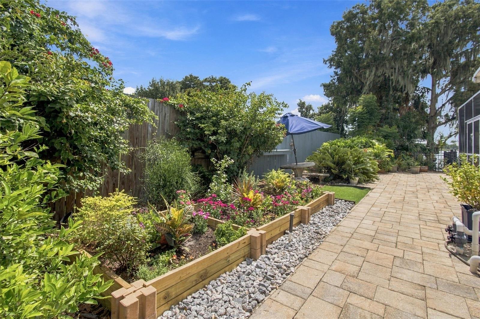 Side garden/dog run