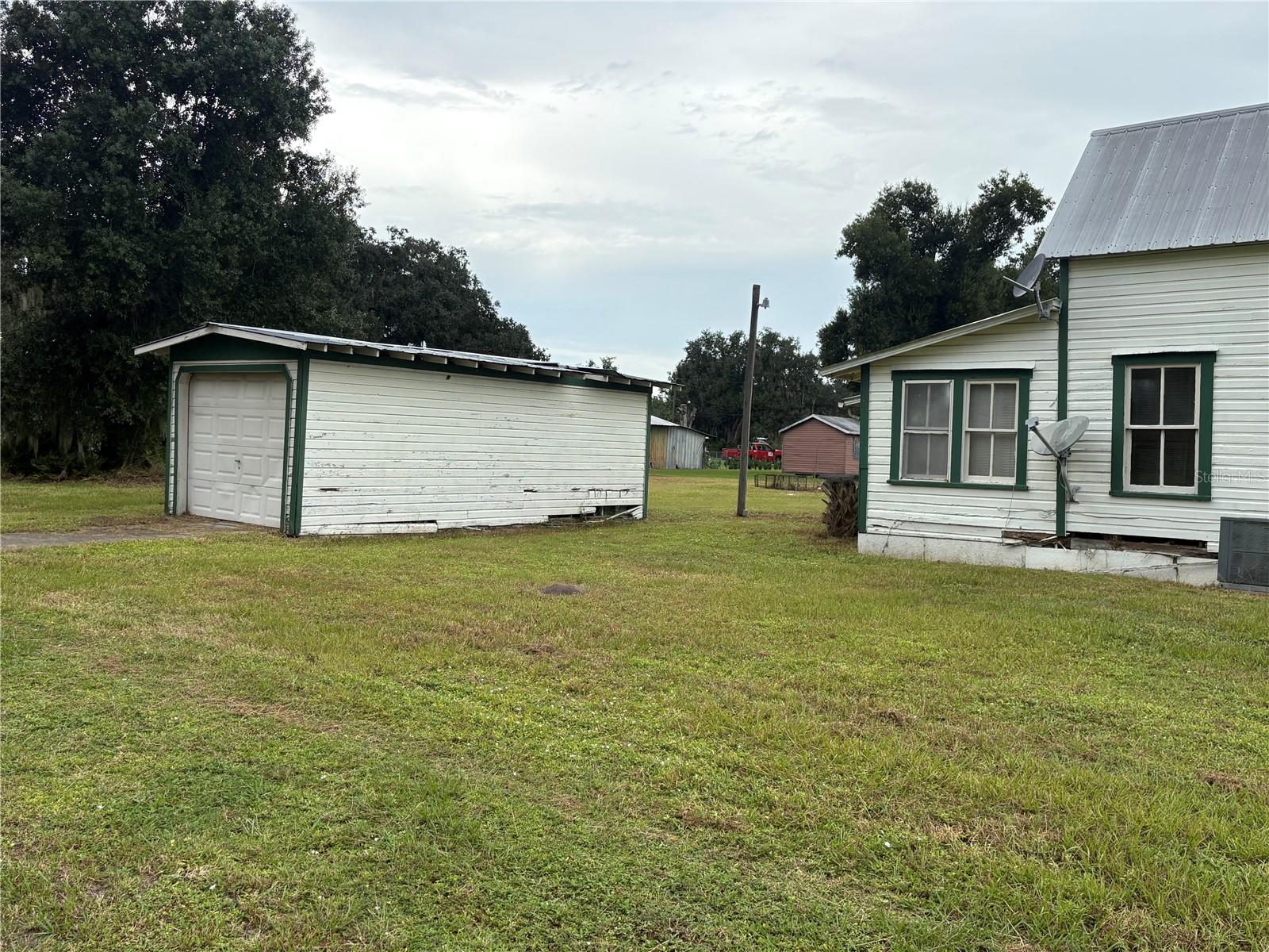 Side w/ Detached Garage