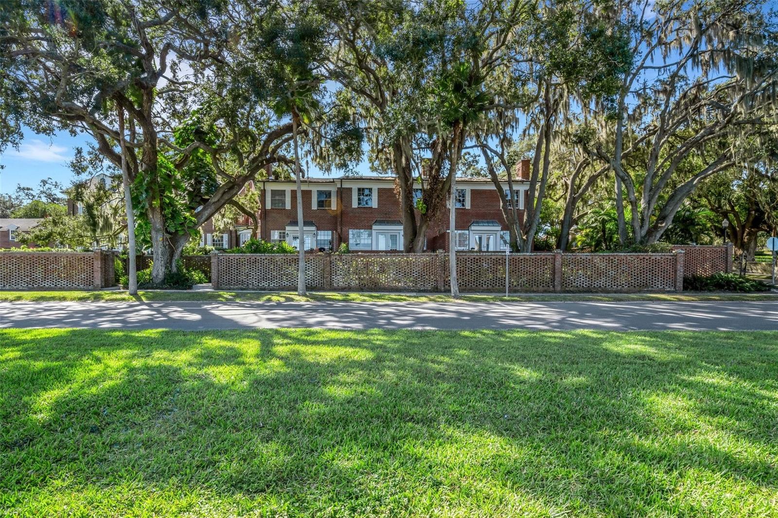 Welcome to 155 Lake Morton #2 , just minutes from downtown Lakeland , the Library and wonderful dining. Welcome to 155 Lake Morton #2 , just minutes from downtown Lakeland , the Library and wonderful dining.
