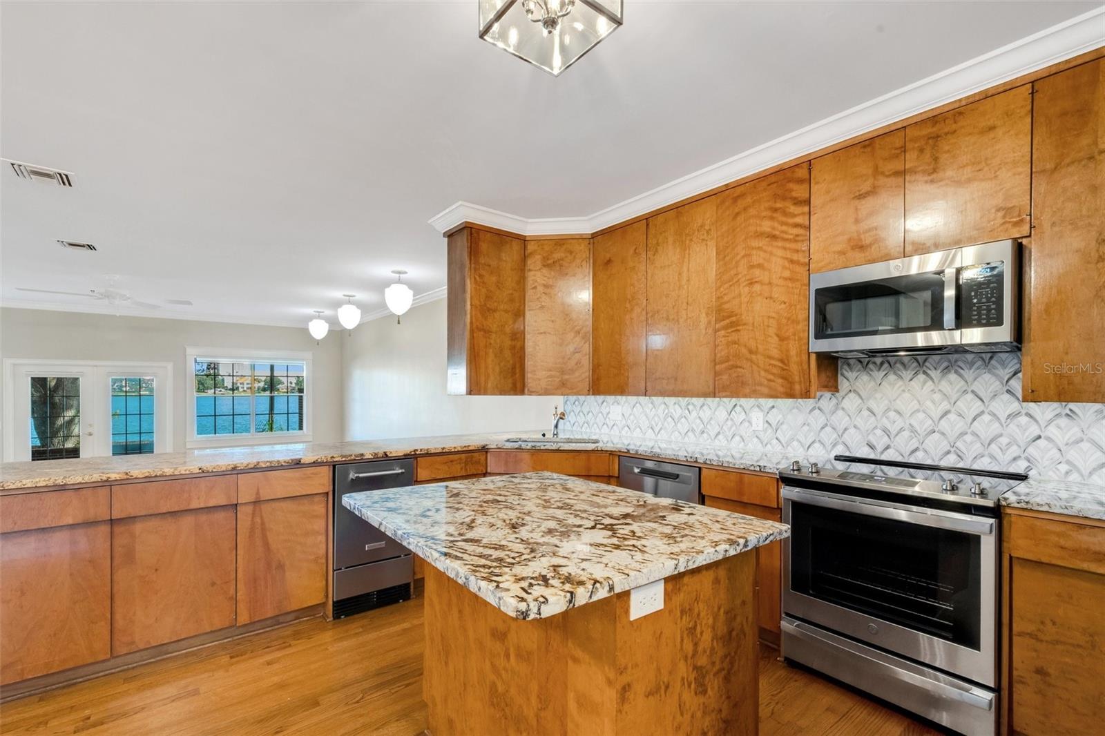 Great storage & breakfast bar