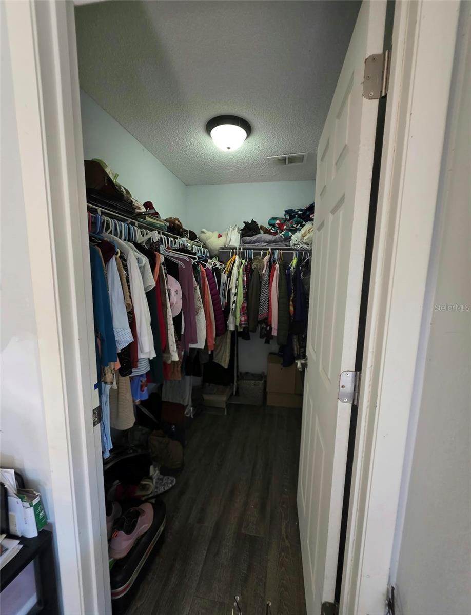 Walking closet Bed 1 Walking closet Bed 1