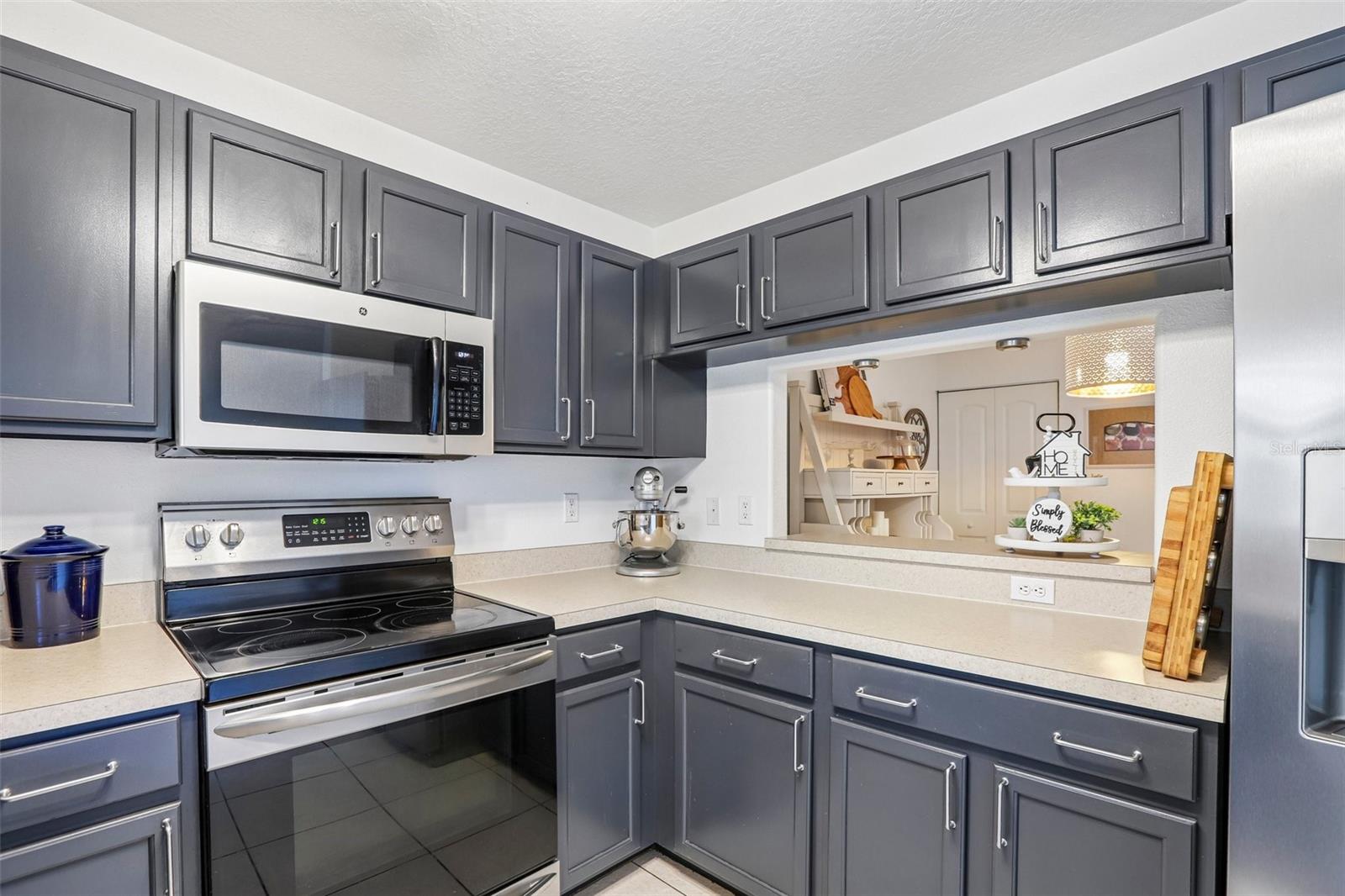 Stainless appliances, tons of counter space and cabinets!