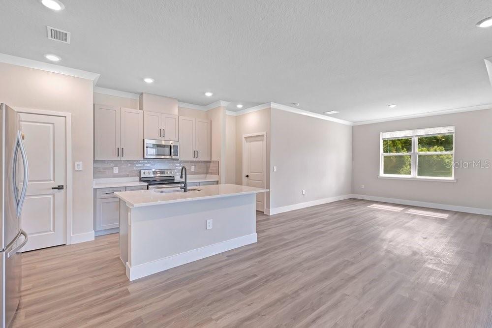 2203 W LOWRY AVENUE, Plant City, FL 33563