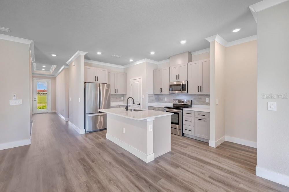 2203 W LOWRY AVENUE, Plant City, FL 33563