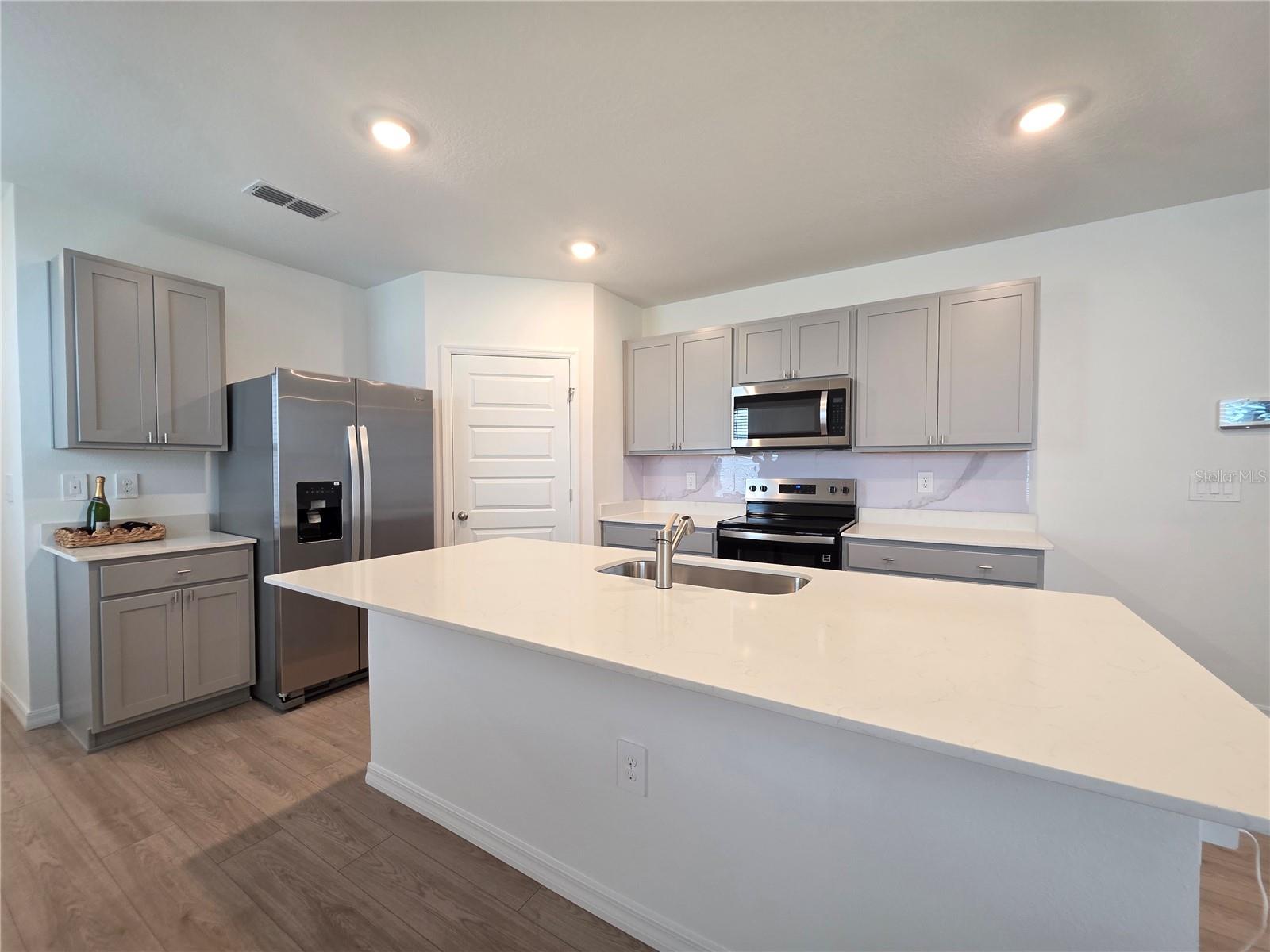 8560 MADRID STREET, Lakeland, FL 33810