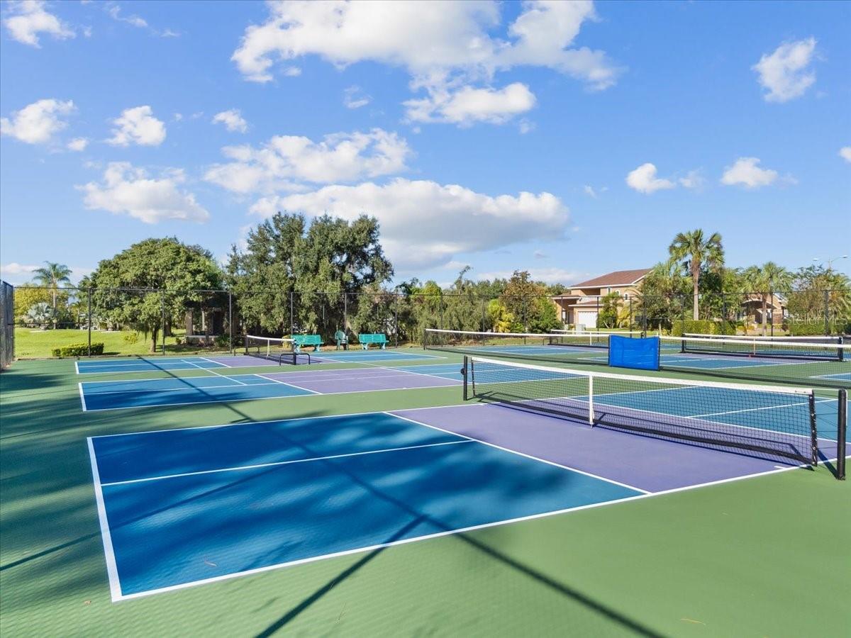552 MEANDERING WAY, Polk City, FL 33868