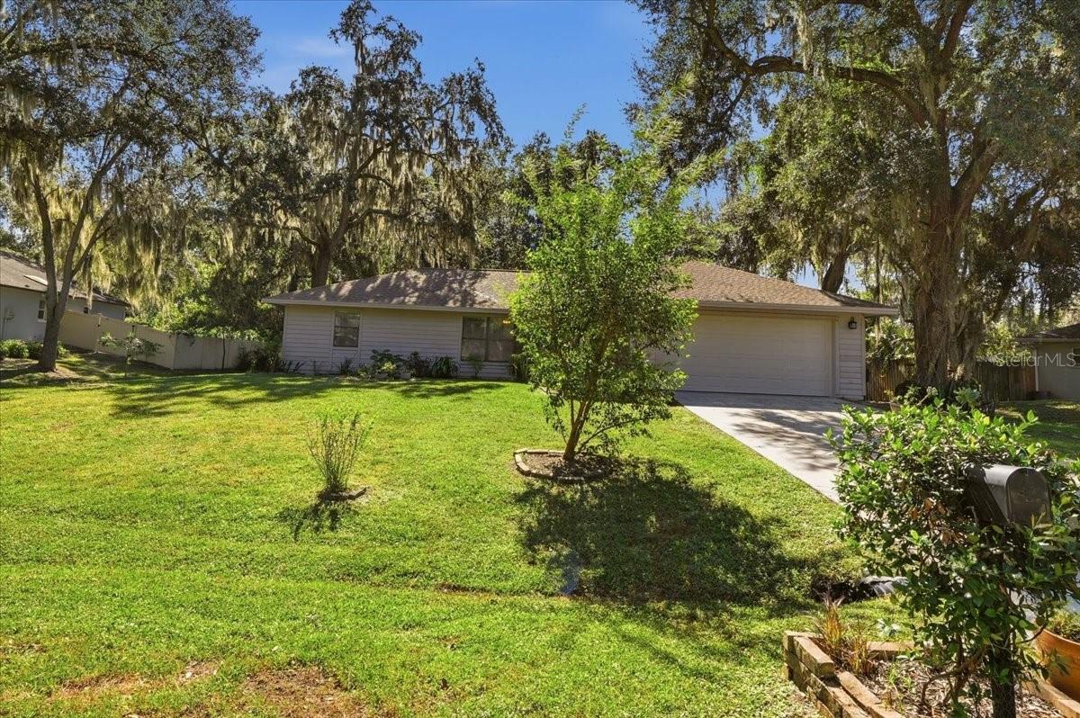 Nice large front lawn landscaped. Nice large front lawn landscaped.