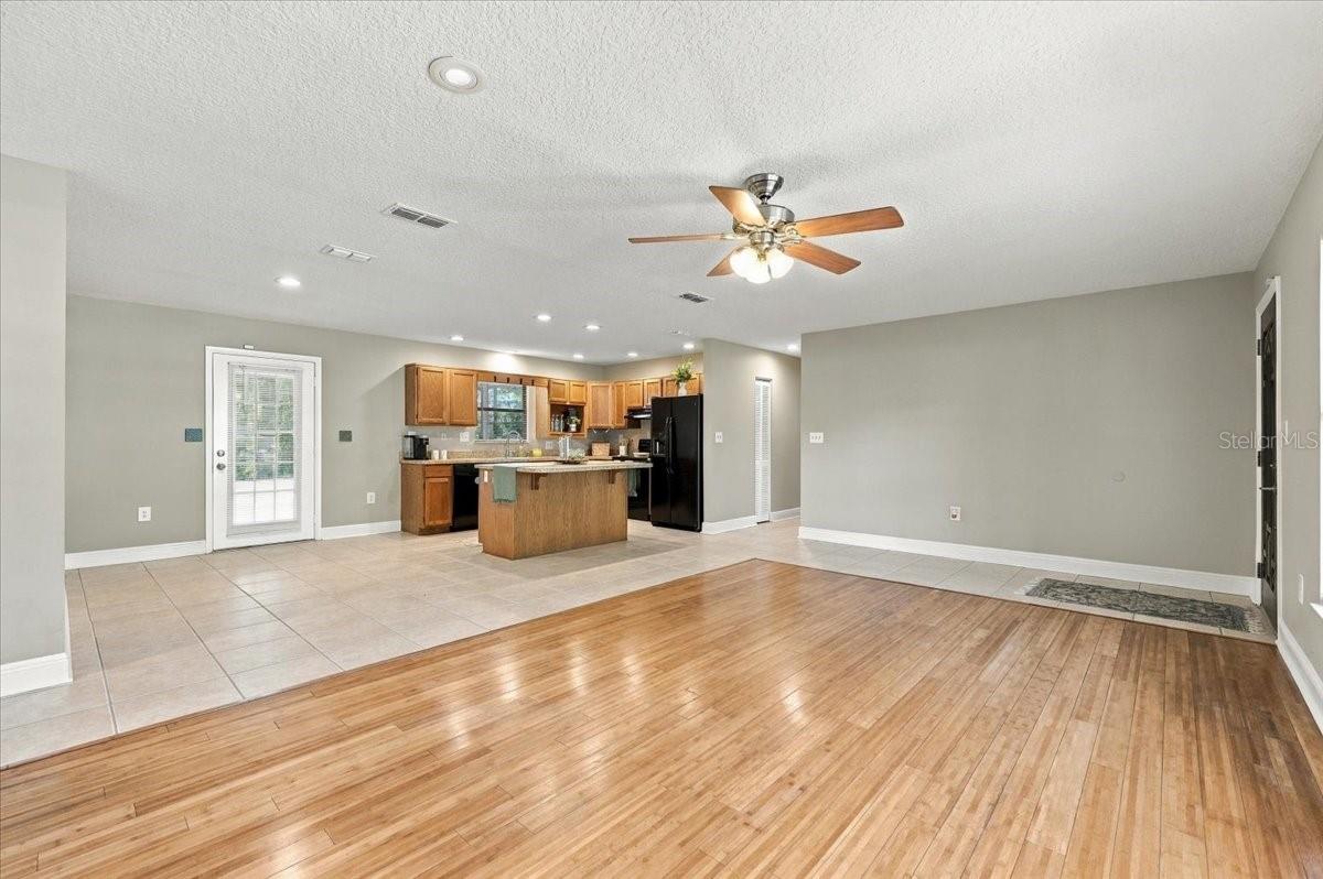 Separate dinning nook. Separate dinning nook.