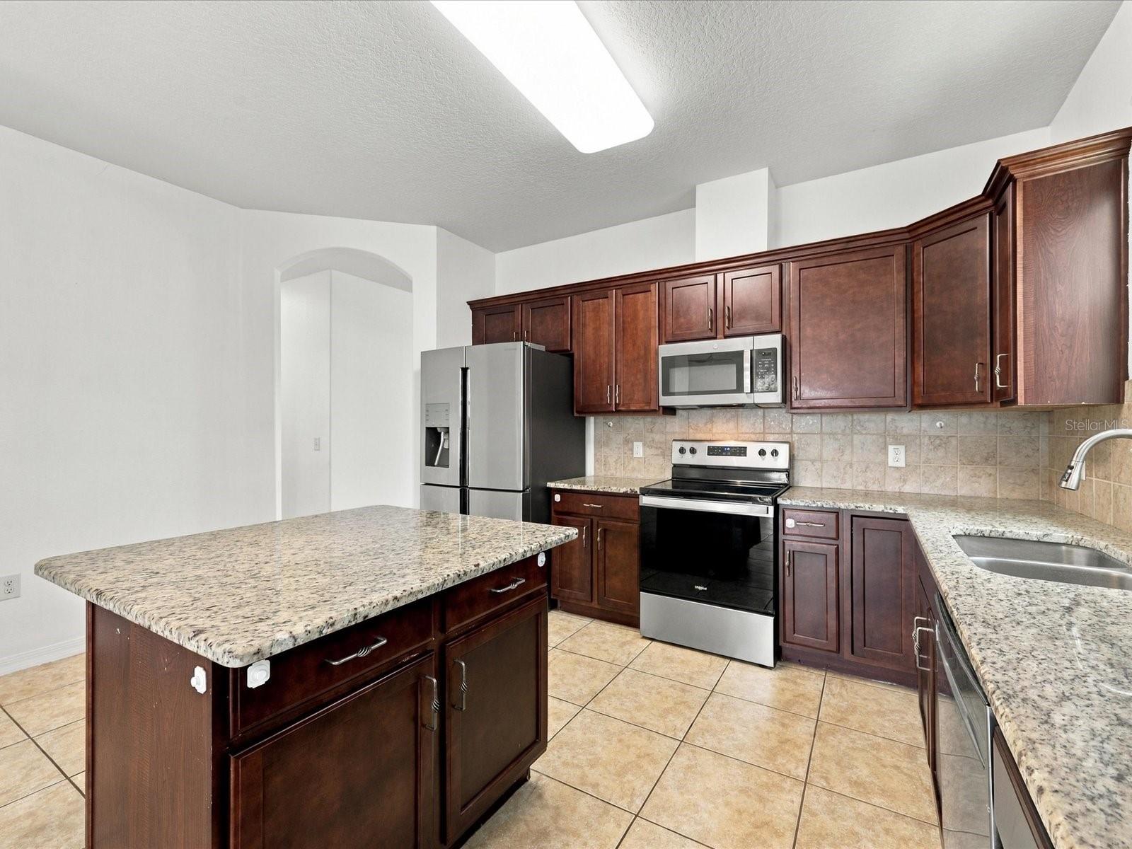 2191 ONTARIO WAY, Lakeland, FL 33805