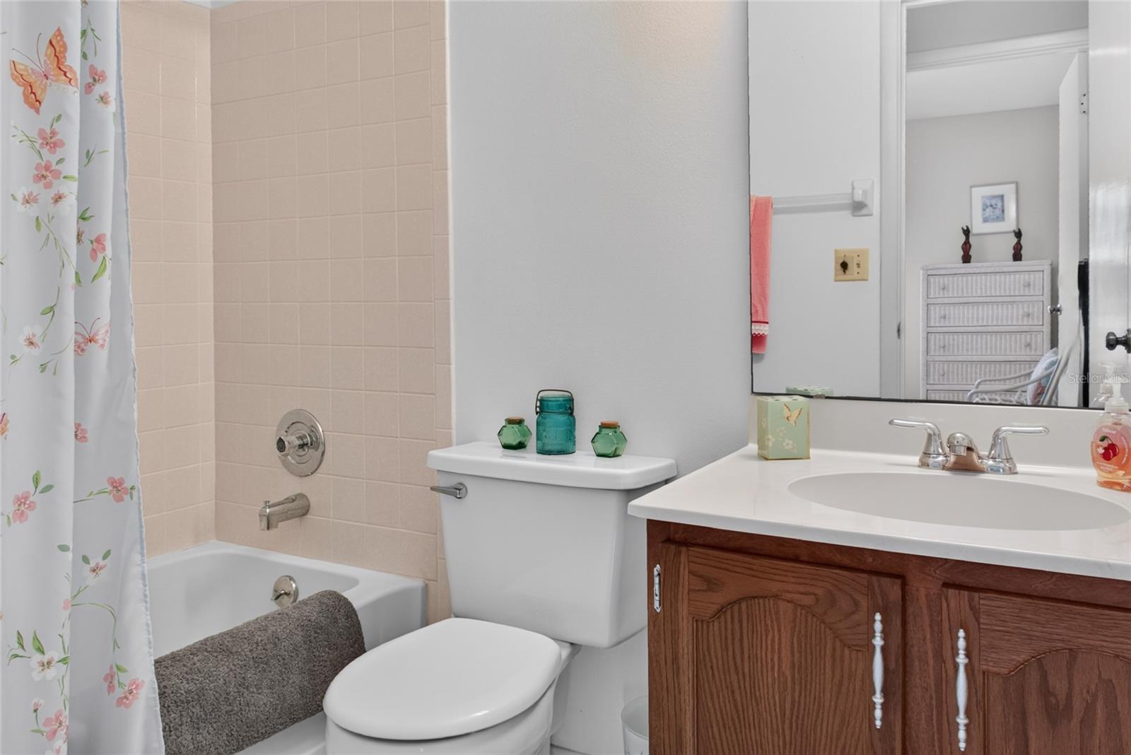 2nd bath with tub