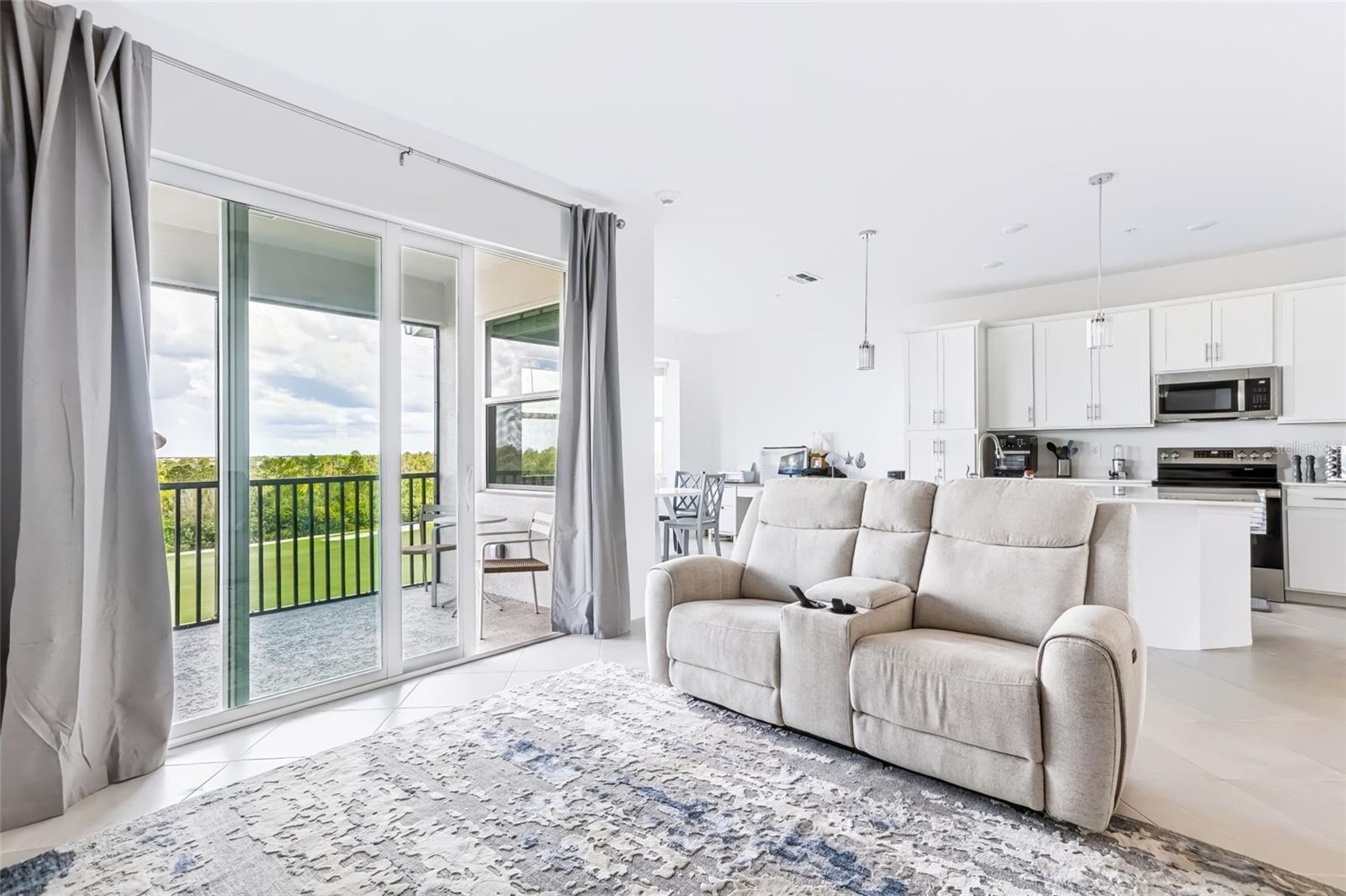 Living Room/Balcony