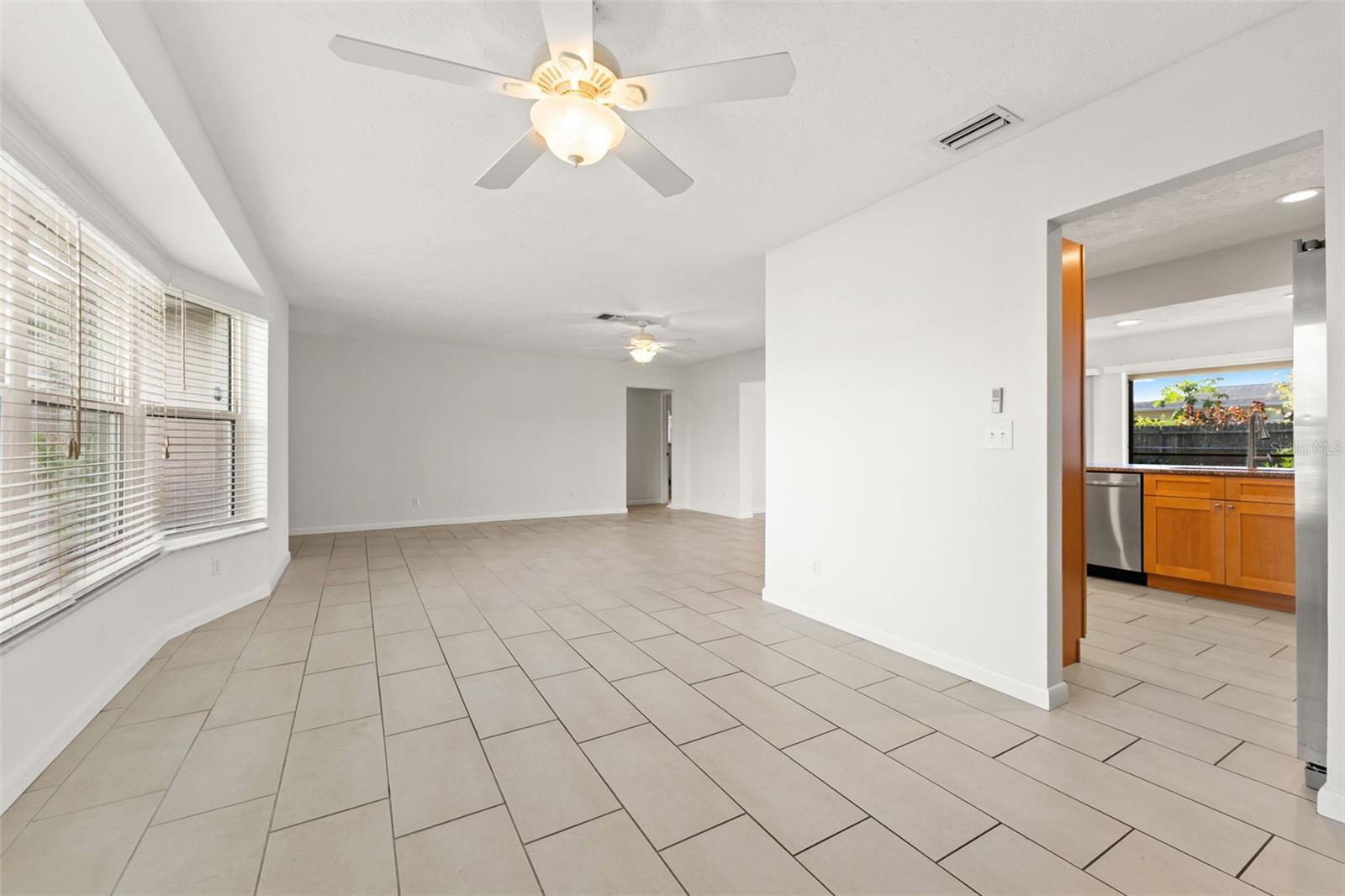 Dining/kitchen