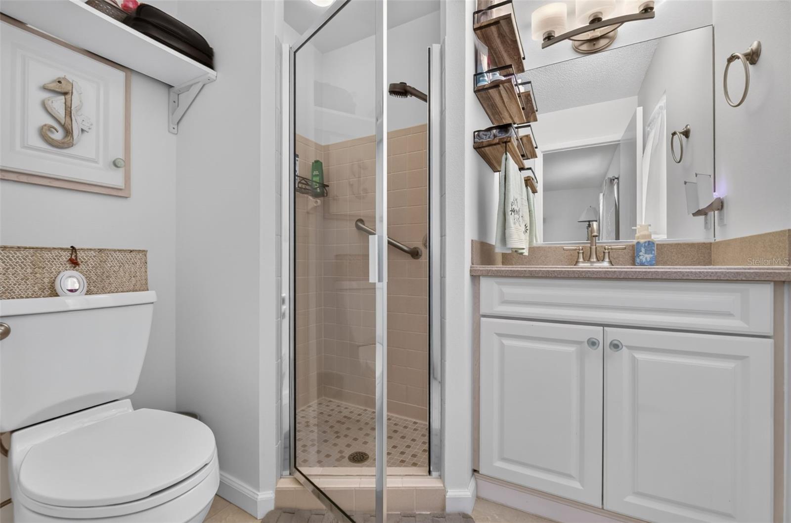 Primary en suite bathroom