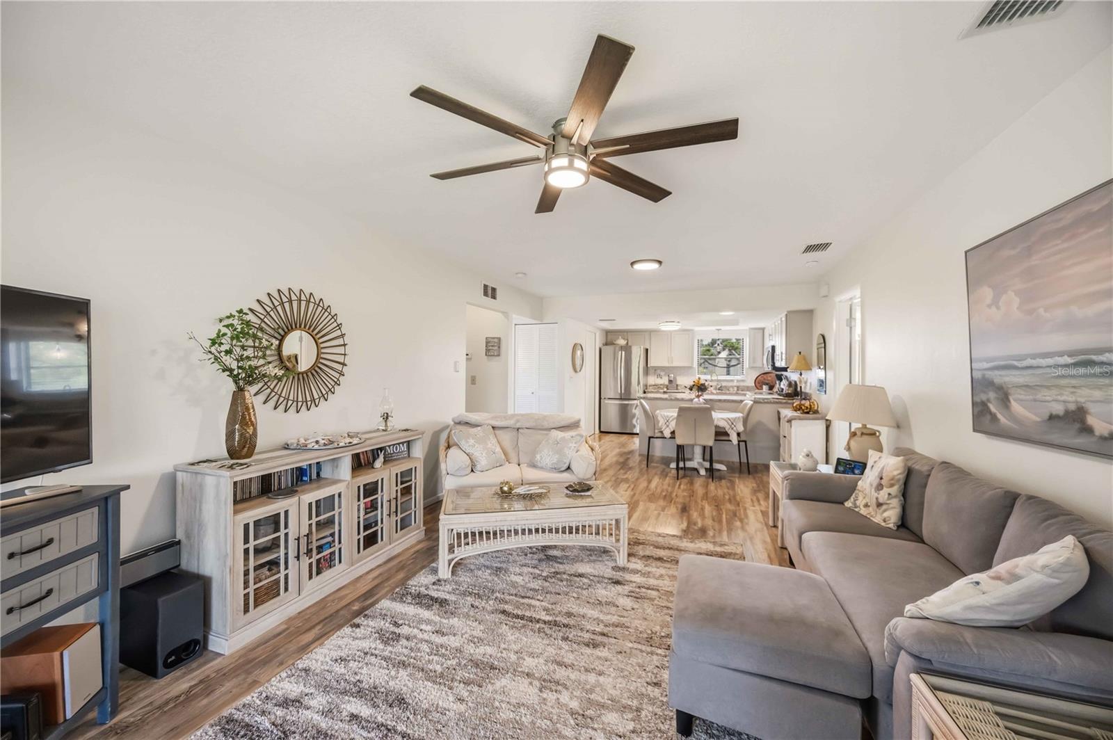 split floorplan, bedroom on each side