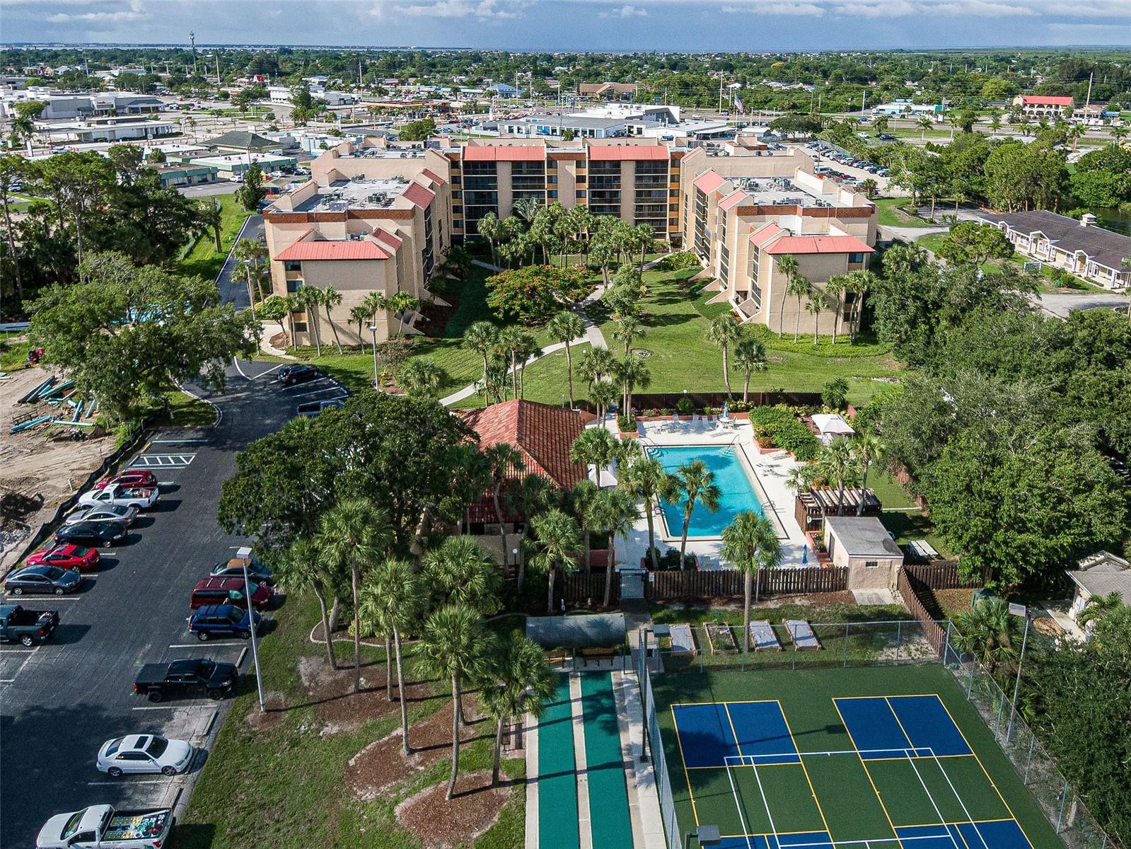 THE PROMENADES COMMUNITY
