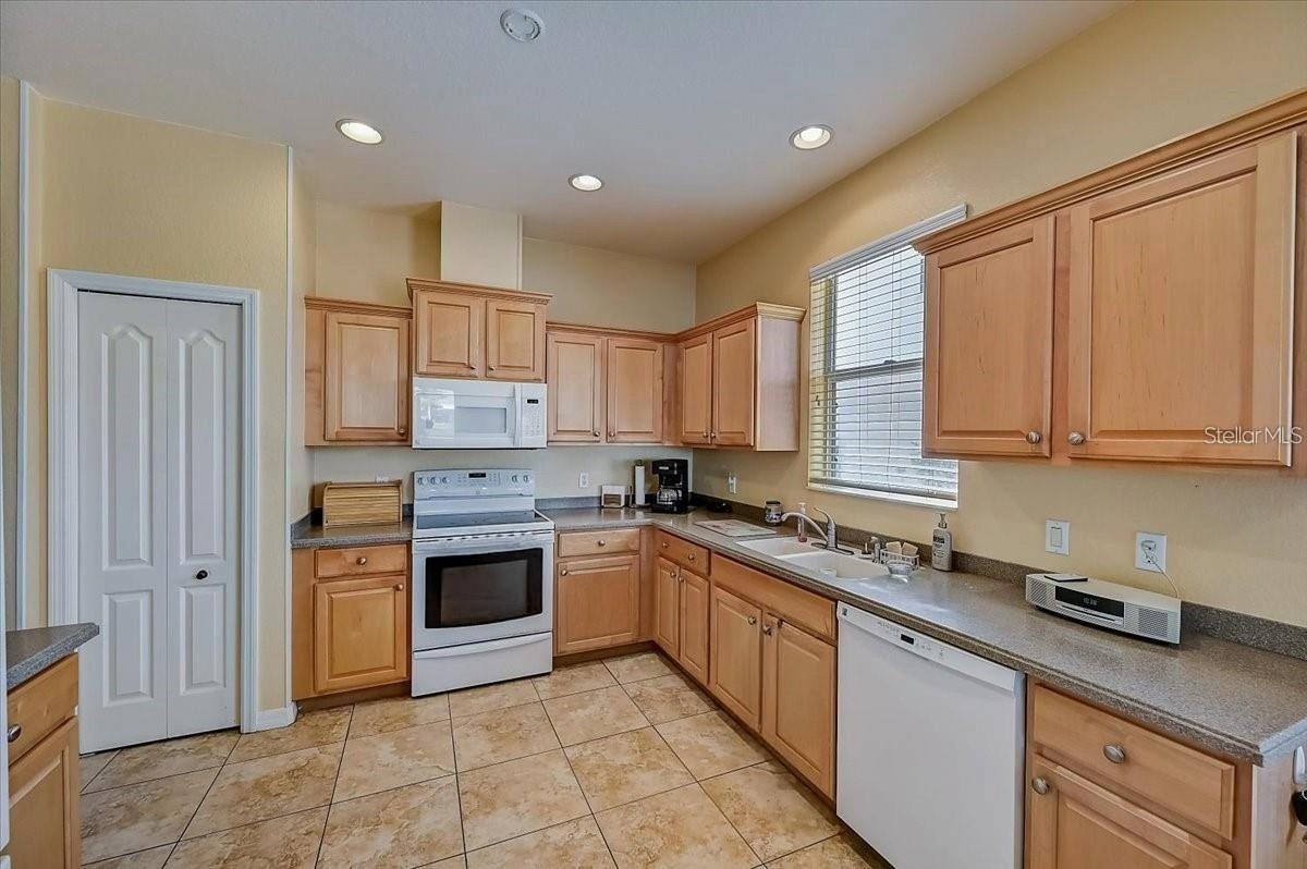 Newer appliances, solid wood cabinets