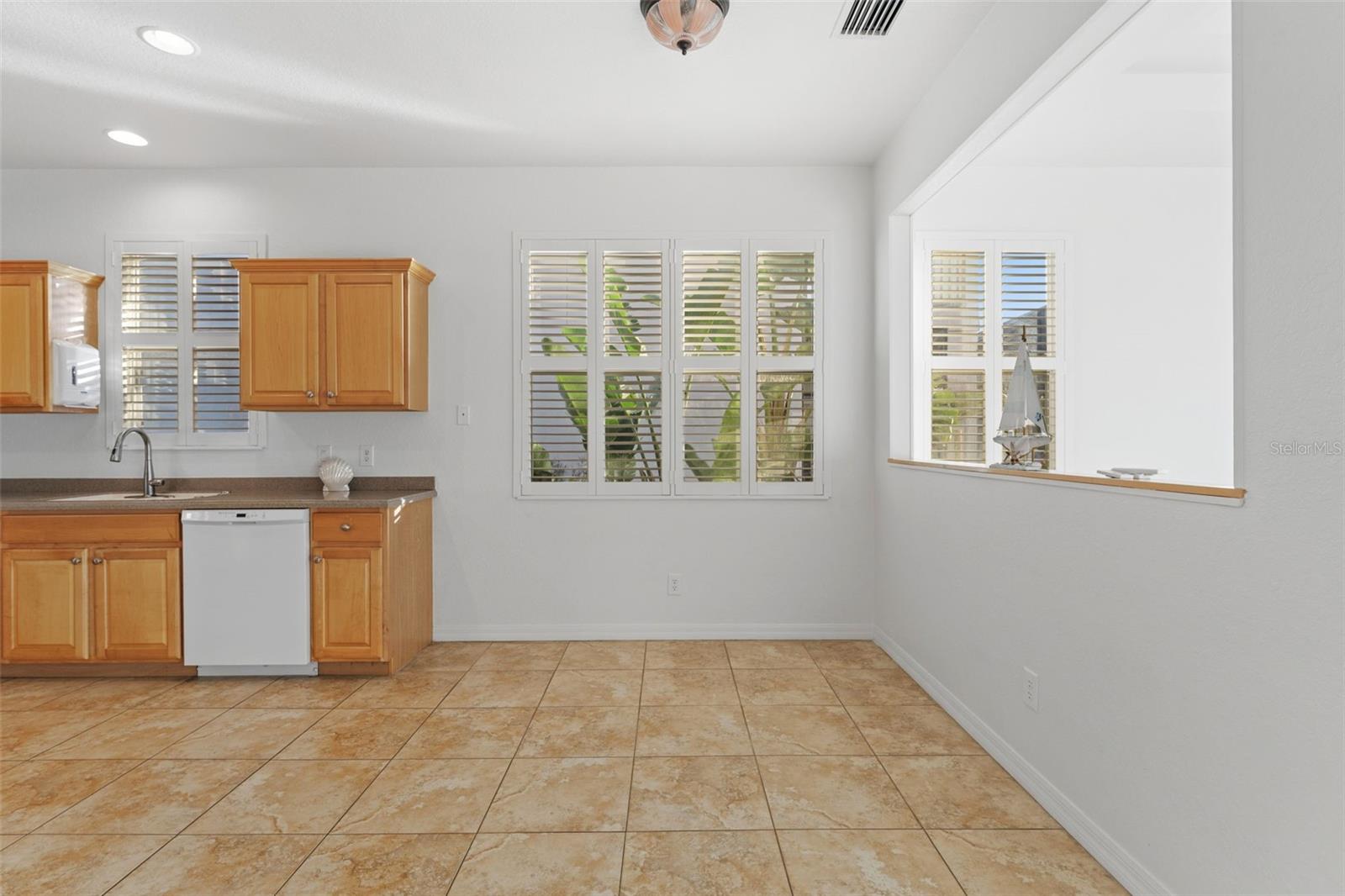 Welcoming space for any shape table