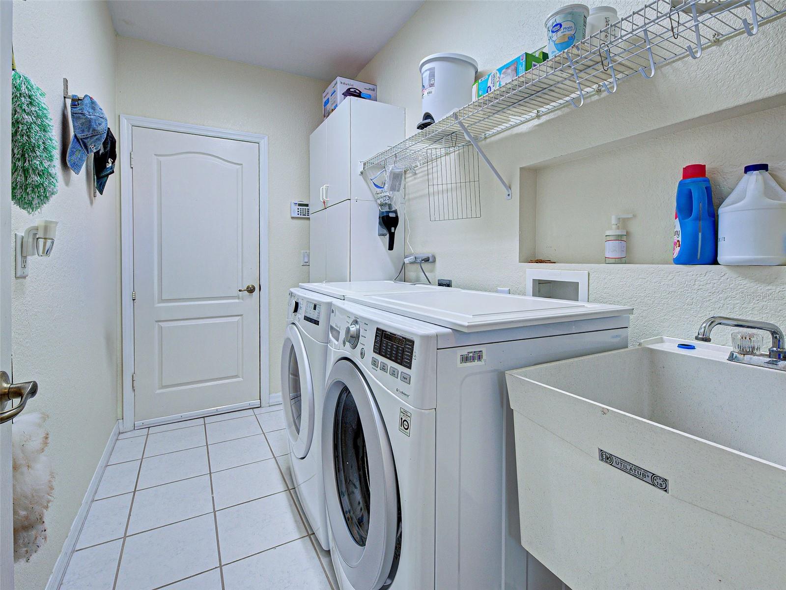 Laundry room with Sink tub