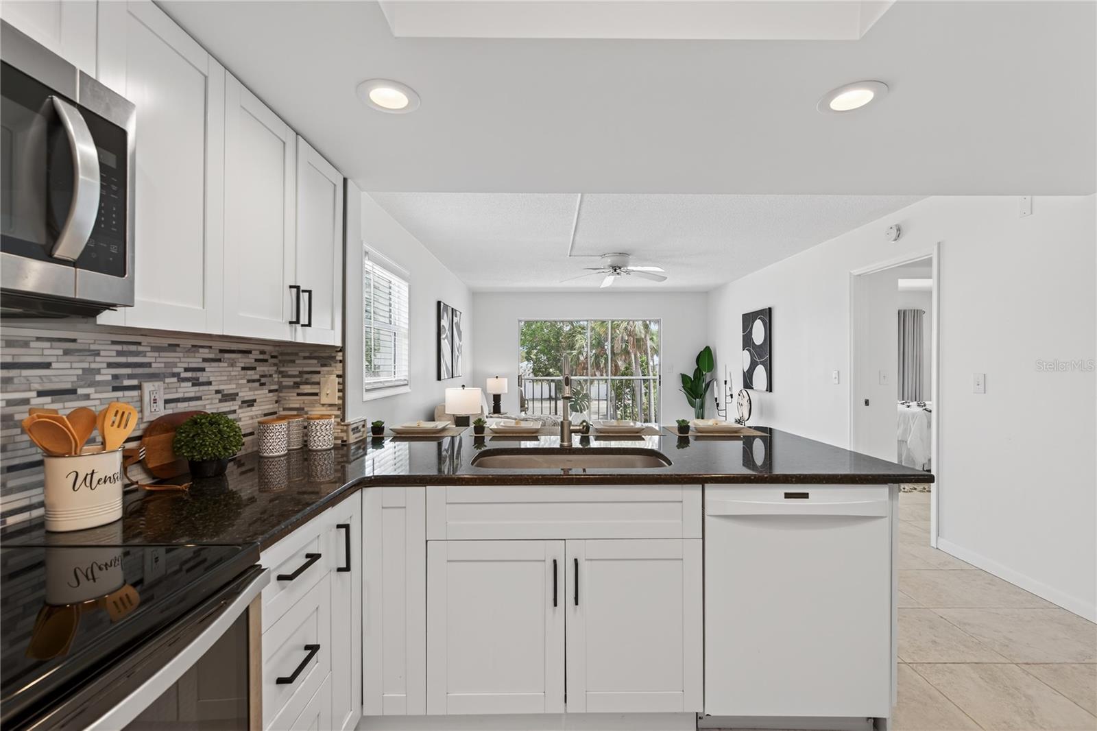 Breakfast Bar with Seating for Four Breakfast Bar with Seating for Four