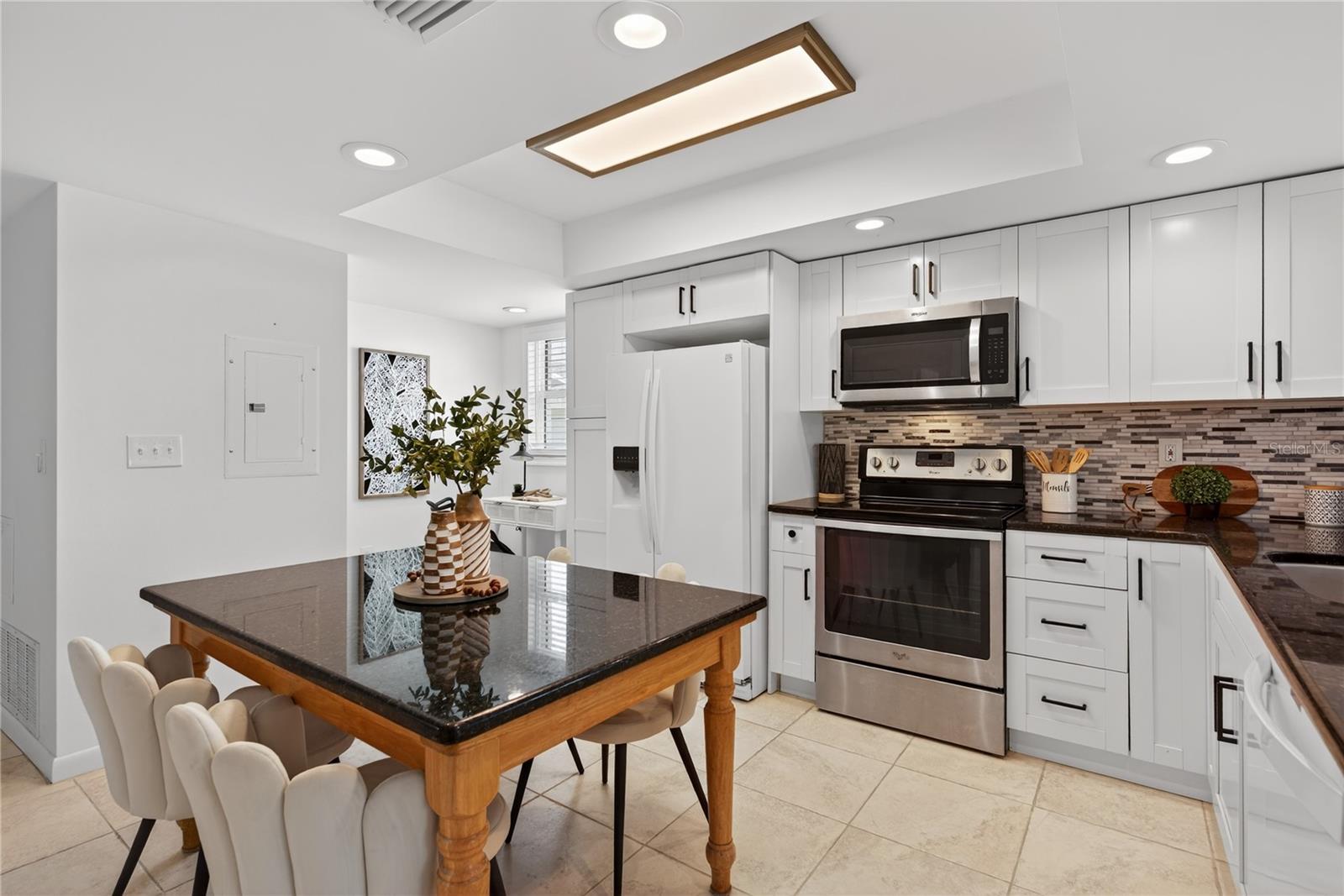 Open Plan Kitchen with Granite Topped Dining Table Open Plan Kitchen with Granite Topped Dining Table