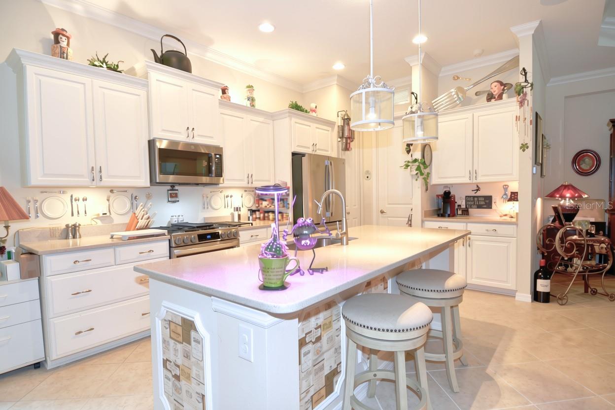 Kitchen and Breakfast Bar