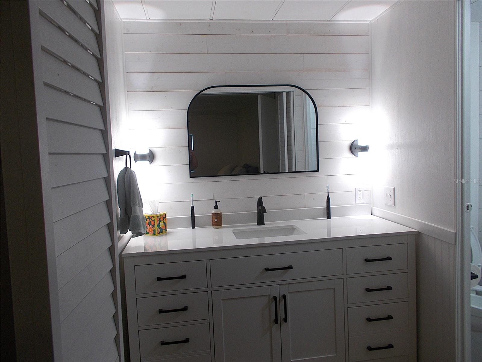 Primary bedroom ensuite bath/vanity
