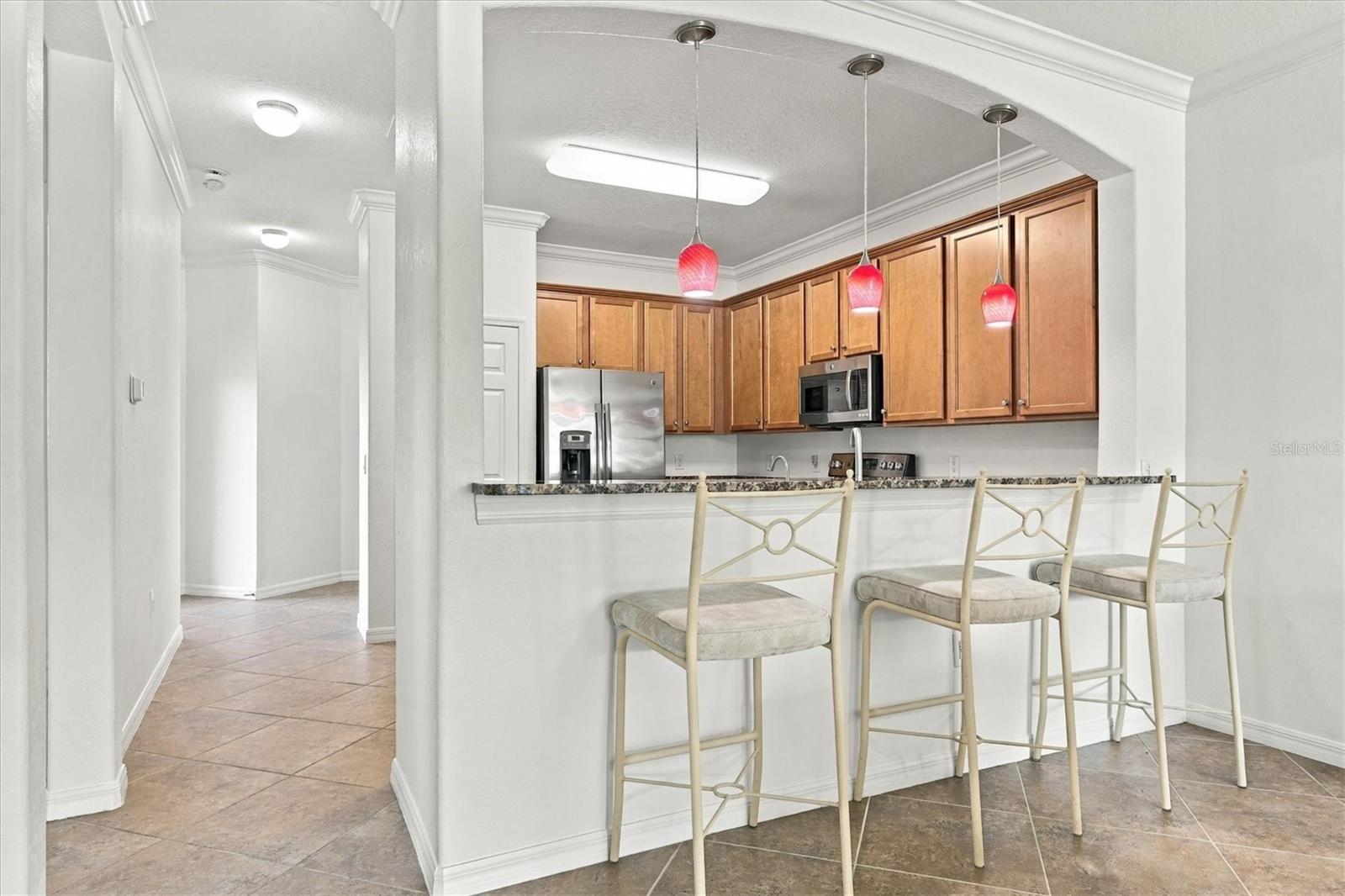 Breakfast Bar w/Pendant Lighting