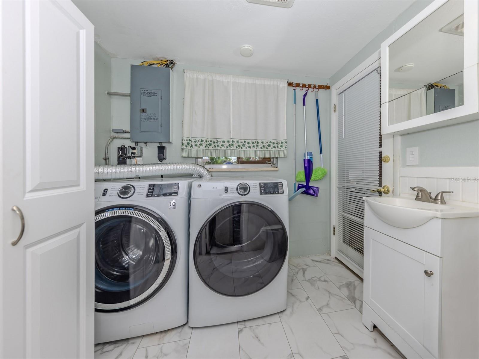 Laundry room between kitchen and garage