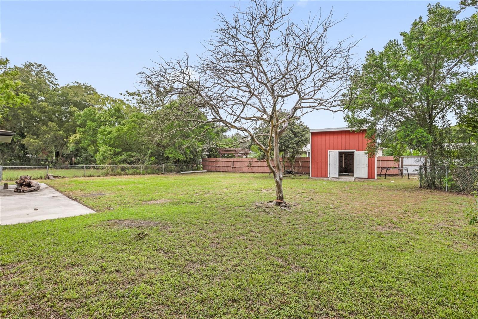 2012 HELMS AVENUE, Leesburg, FL 34748