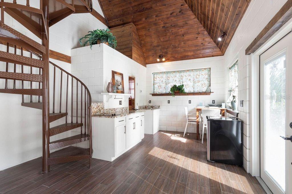 circular staircase to upper bed and bath