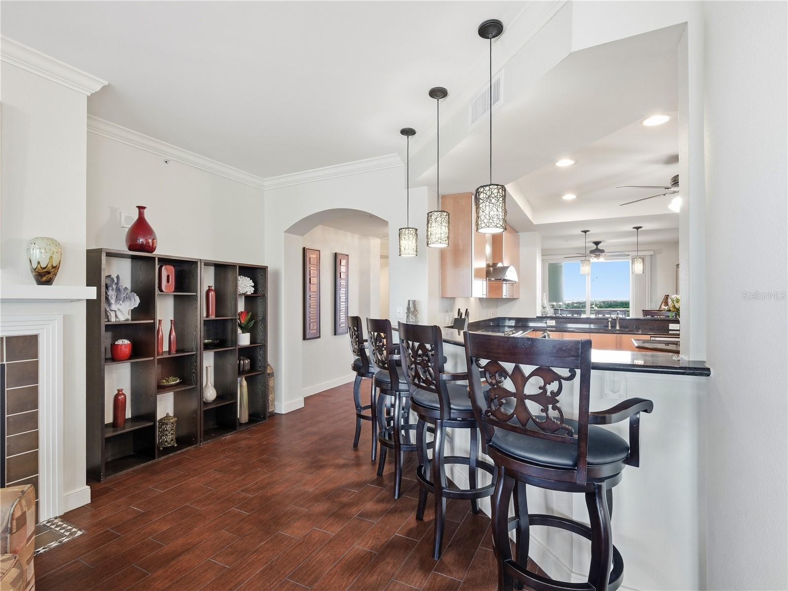 BREAKFAST BAR FACING WEST