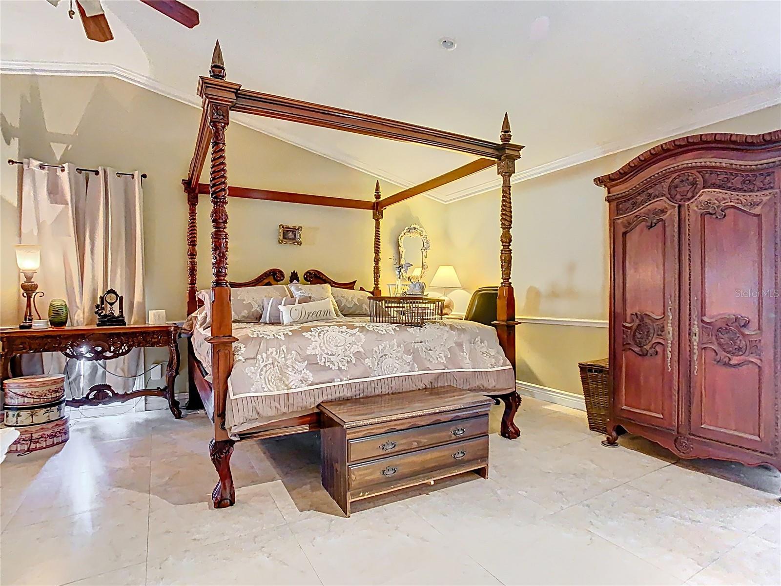 Primary Bedroom with 1 walk-in closet