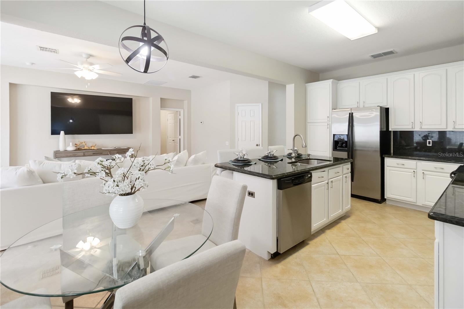 Livingroom/Kitchen Combo