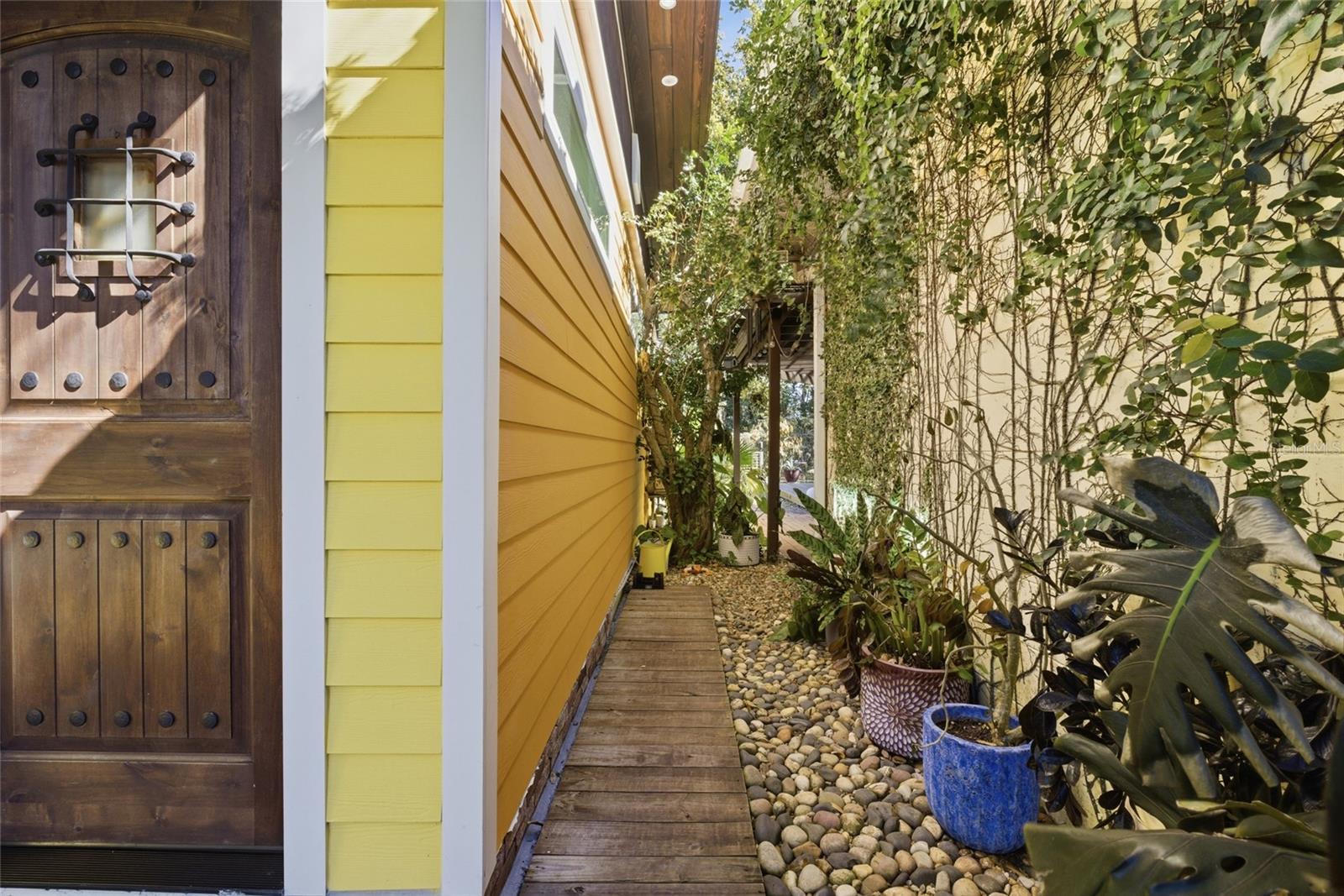 Guest House - Private pathway to main house