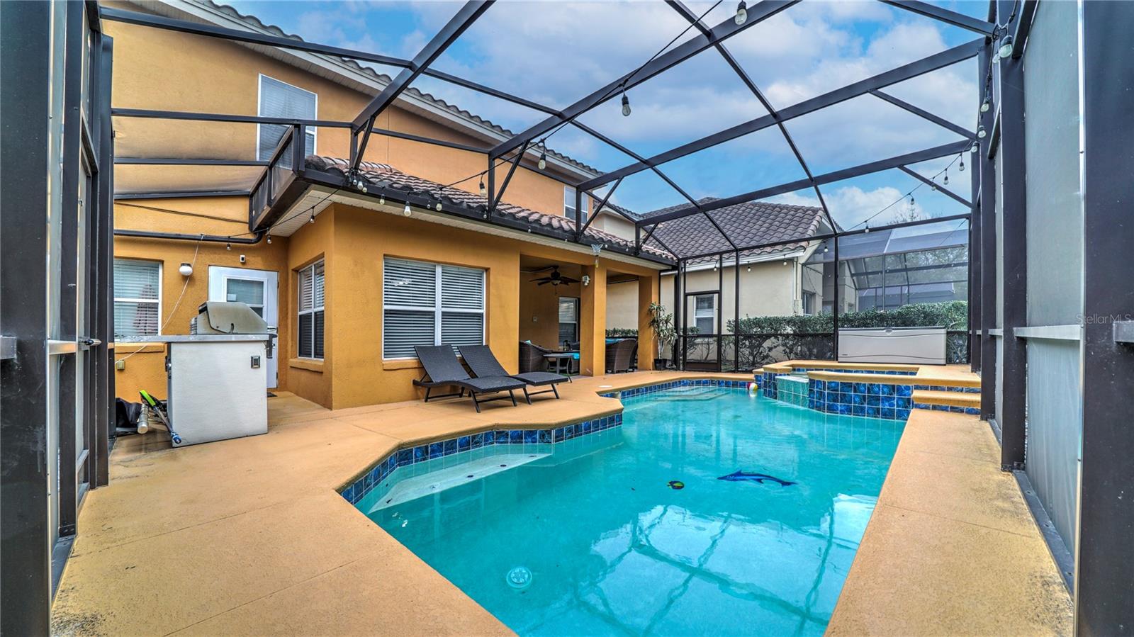 Beautifully screened-in pool