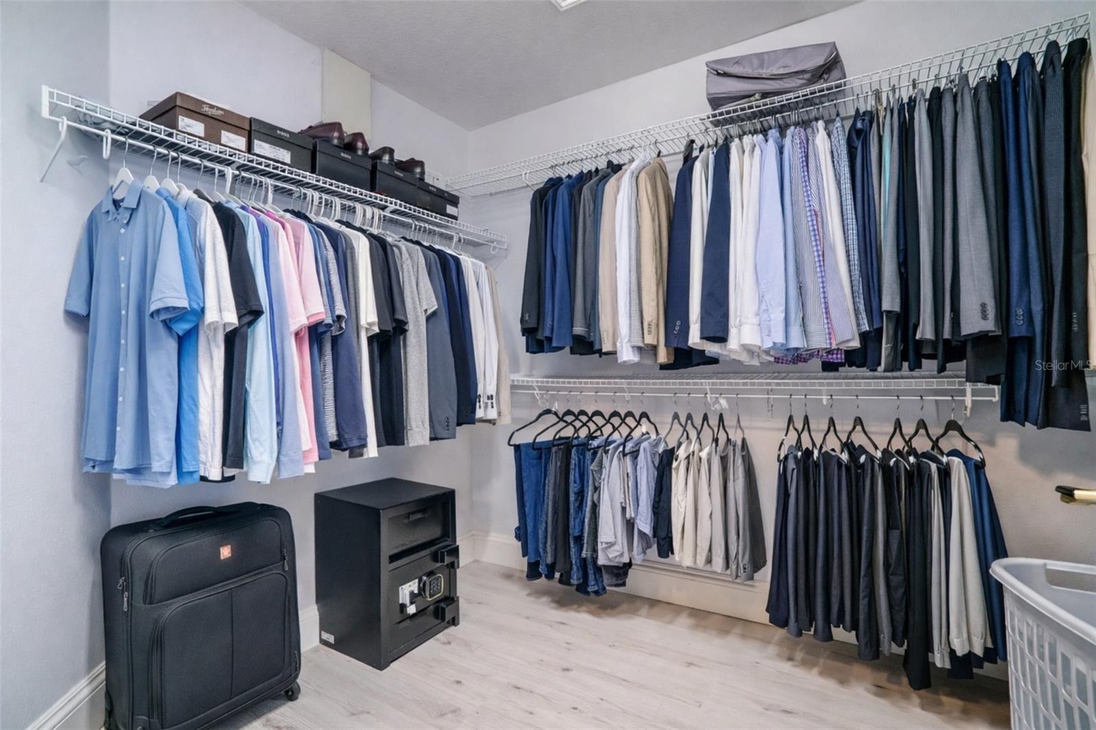 2 Walking Closet
