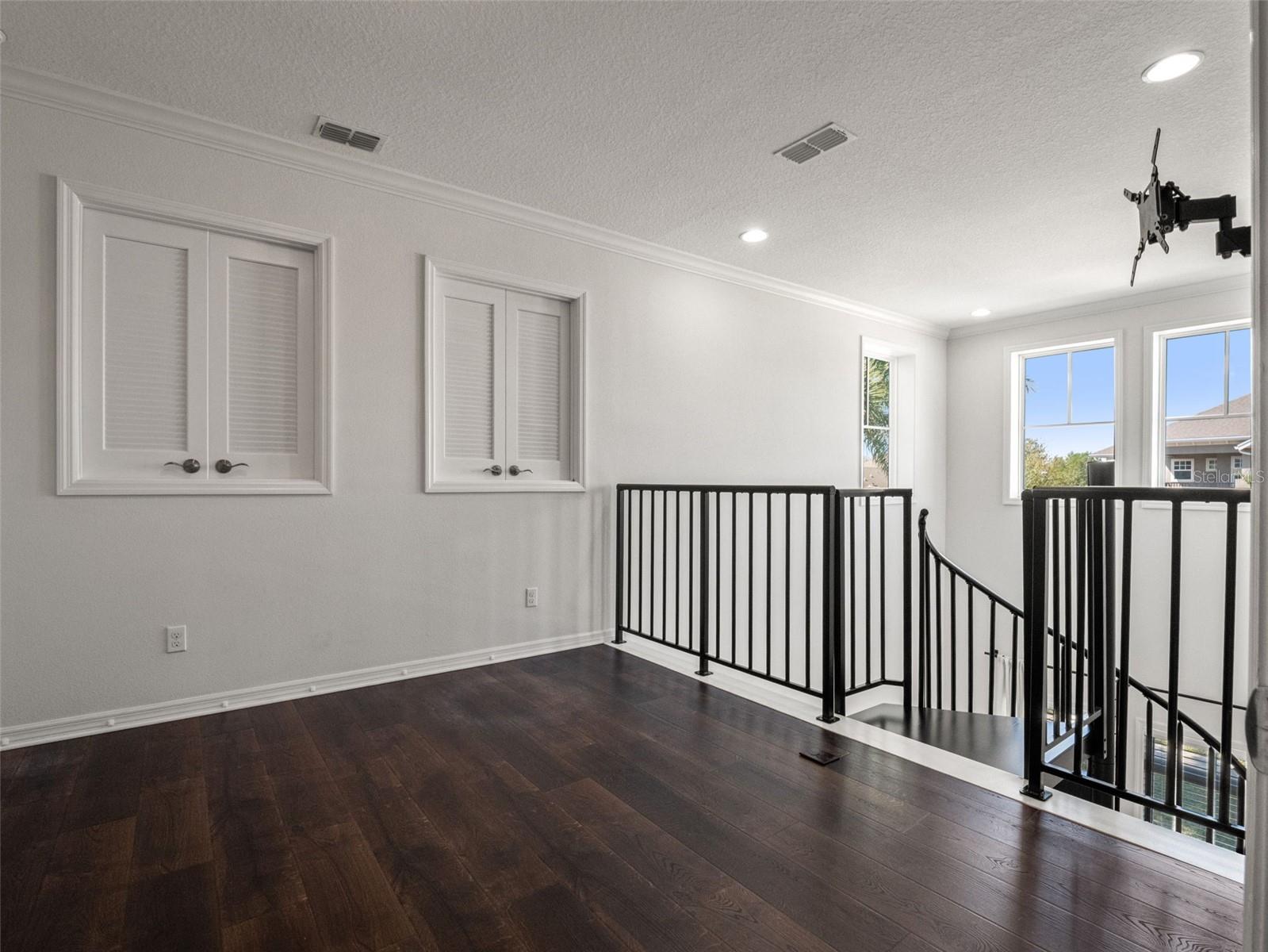 Loft/ Flex above office