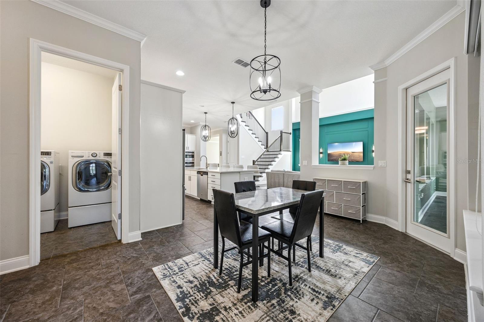 Kitchen Eat-in Area