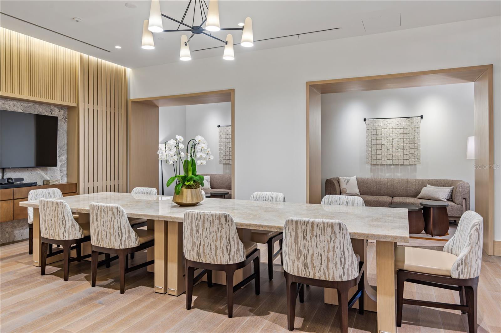 Florian Park Amenities: A Welcomed Arrival. The stage is set for your much-anticipated entrance. A porte-cochere will lead to the open-air lobby, staffed 24/7, so theres always someone to welcome you home. Youll delight in the instantly impressive space which features your Residential Services reception area, the residents lounge, inspired workspaces, flex rooms for events and a coffee bar.